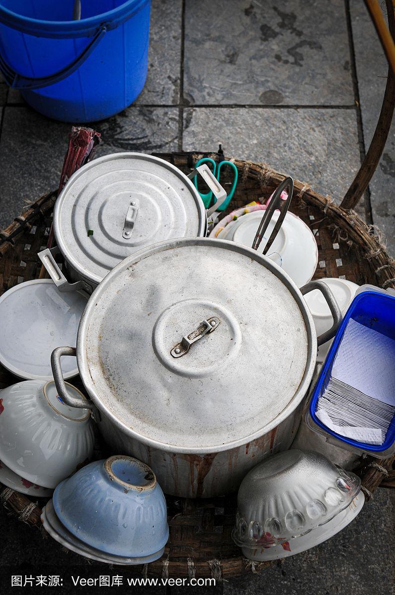 越南河内的金属厨房用具,用于准备和供应街头食品