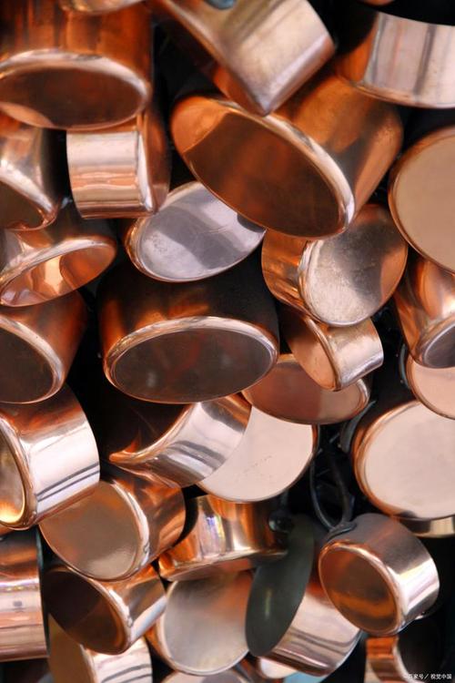 紫铜是一种铜合金,由铜和少量其他金属(通常是锌或锡)组成.